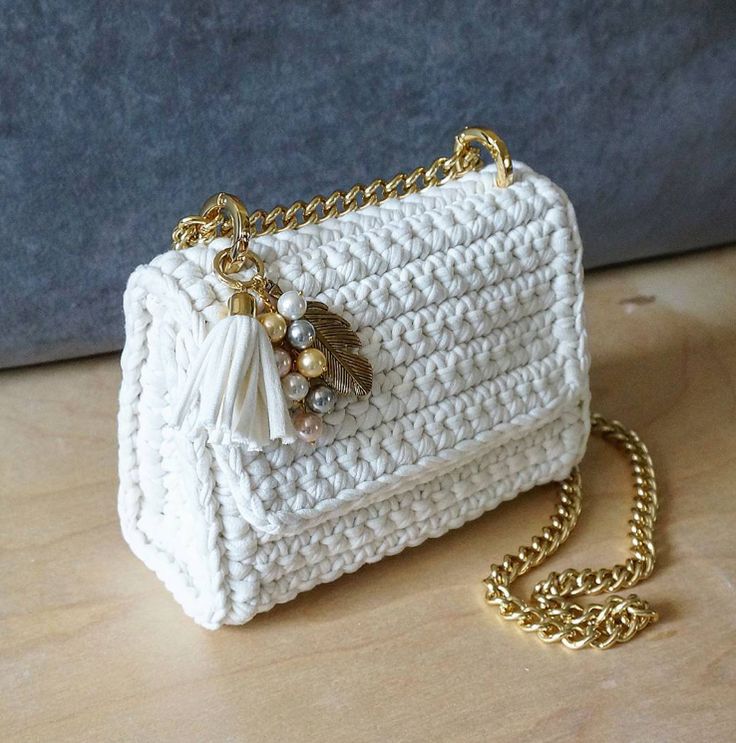 crochet bags interesting bag shape and handle placement. how to attach the foldover flap? cjvfbqj