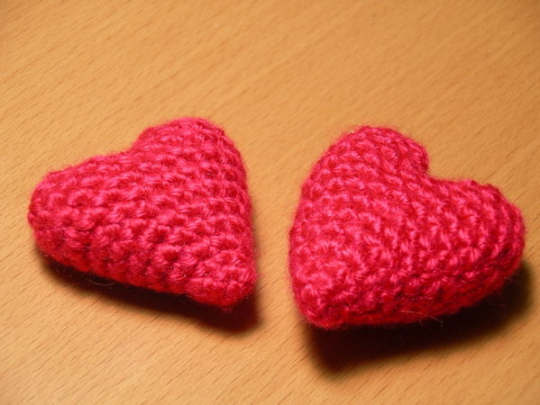 crochet heart picture of crocheted amigurumi-style hearts dyljlbr