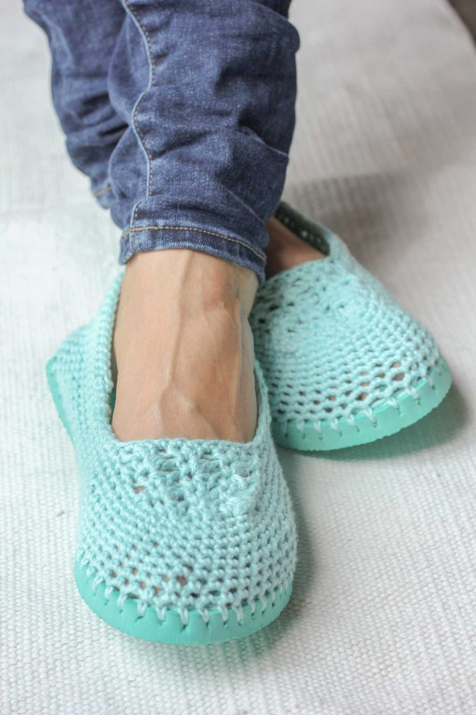 crochet shoes cotton yarn and a flip flop sole make this free crochet tqpoupl
