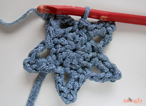 crochet star pattern these glittery crochet stars in 2 rounds! free #crochet pattern and photo kskgvhi