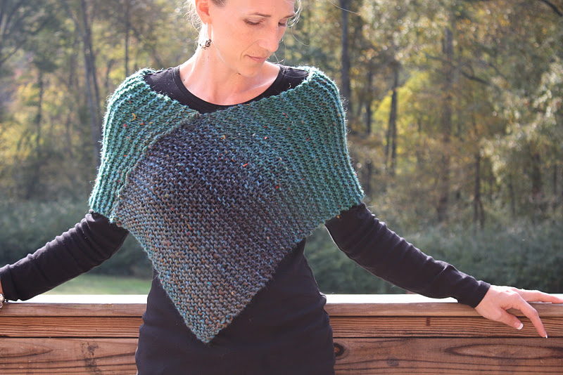 hand made holidays: easy knitted poncho pnykcad