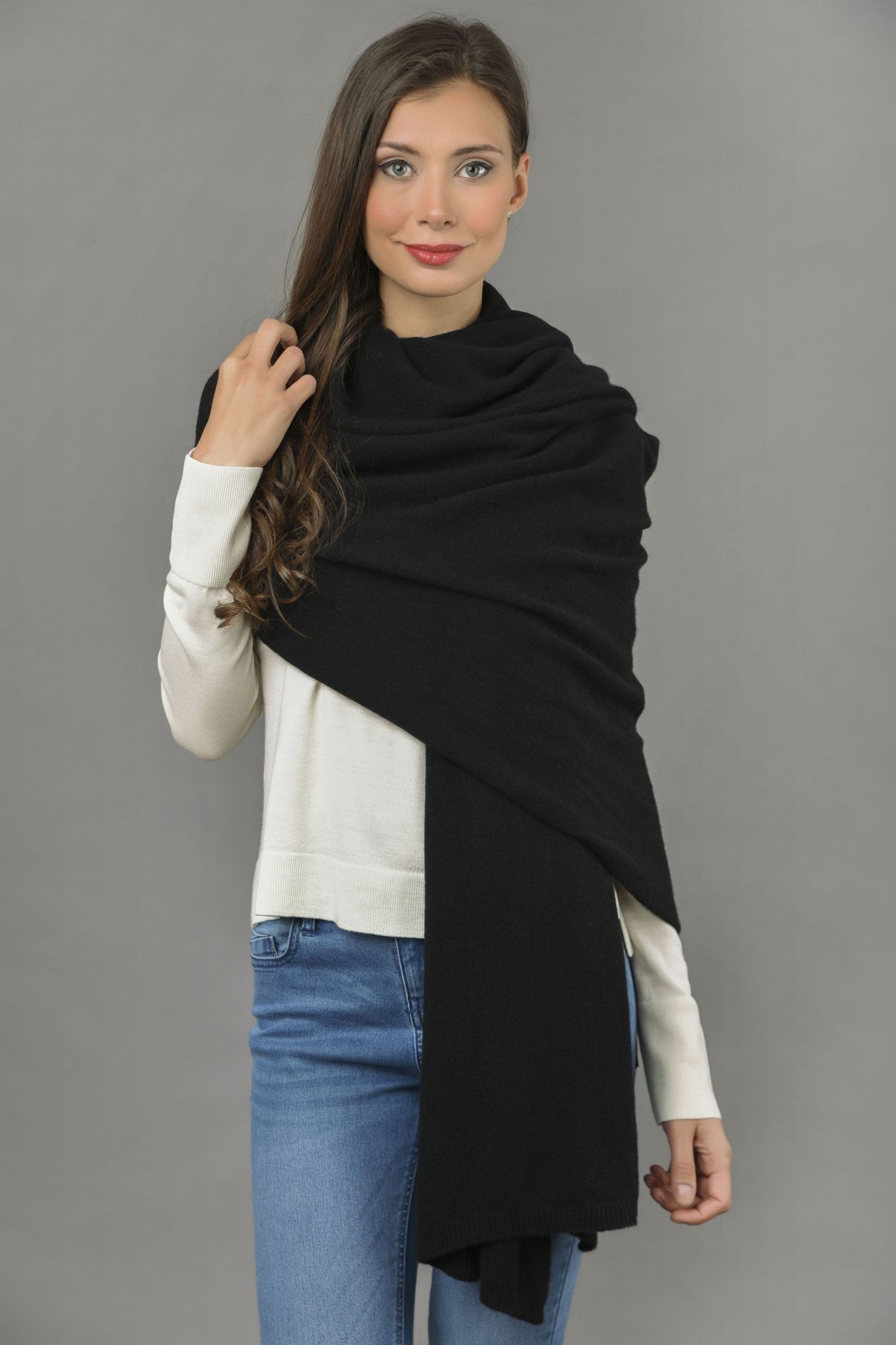 knitted pure cashmere wrap in black | italy in cashmere usa omlmerm