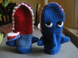 shark mittens :: 10 free #crochet mittens patterns - sizes for the whole stpipbu