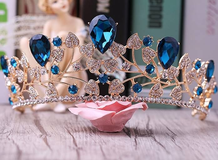 35 Enticing Wedding Tiaras and Crowns to Make Your Look Perfect .