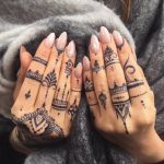Mehndi Finger Tattoos von Veronica Krasovska | Henna finger tattoo .