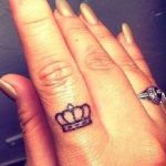 28 Tiny Finger Tattoo Ideas | Crown finger tattoo, Finger tattoos .