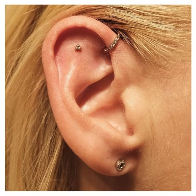 ✨Popular diamond foward helix piercing with a traditional trinity .