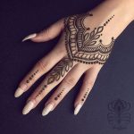 Hand finger | Henna tattoo hand, Henna tattoo designs, Henna .