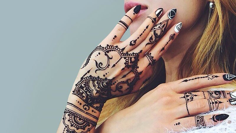 18 Beautiful Henna Tattoos for Women in 2020 - The Trend Spott