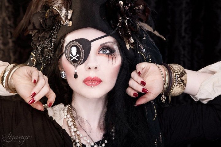 Gorgeous Pirate Makeup | Pirate makeup, Pirate woman, Halloween make