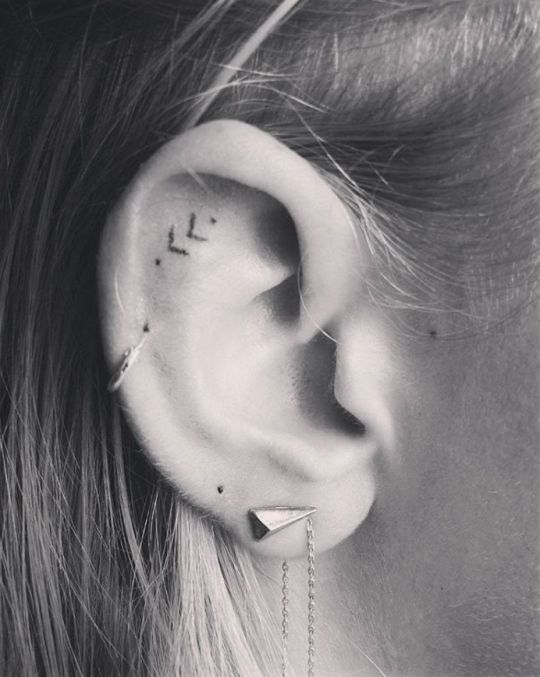 16 Tiny Ear Tattoos That Are Perfect For Minimalis