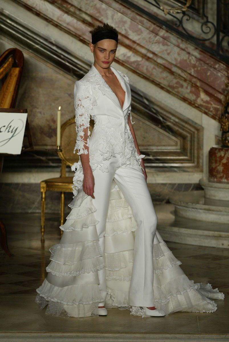 Elegance in Equality: Androgynous Wedding
Dress Trends
