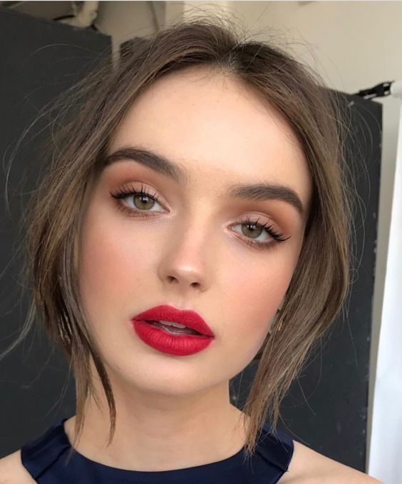 Sparkling Beauty: Christmas Makeup Ideas
for a Glittery Glam Look