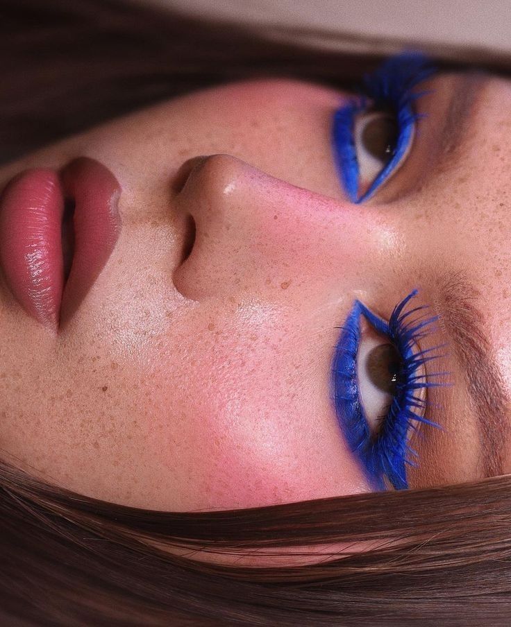 Neon Fever: The Hottest Trends in Neon
Makeup