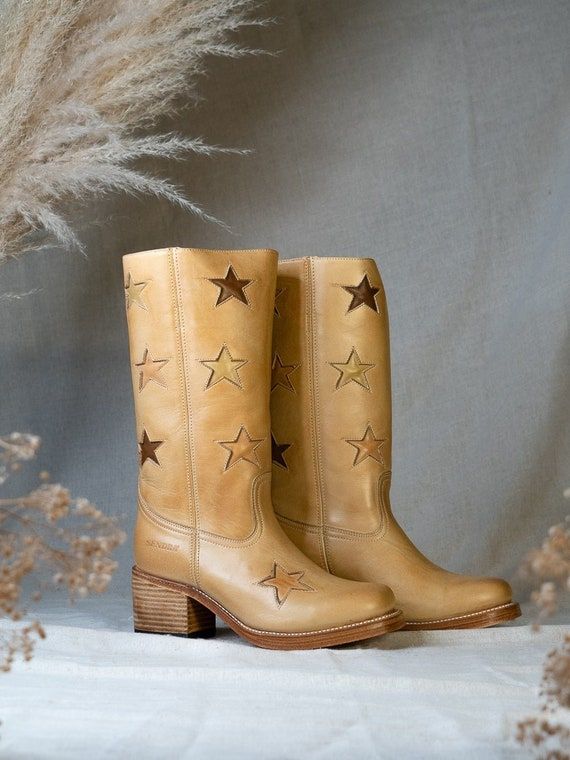 Exploring the Range of Designs Offered by
Sendra Boots