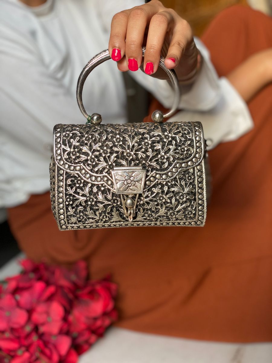 Elevate Your Look with Chic Silver
Handbags: Effortlessly Chic and Sophisticated