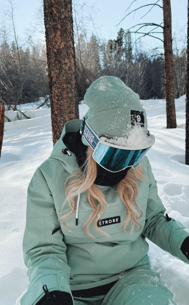 Top Features to Look for in a
Snowboarding Jacket