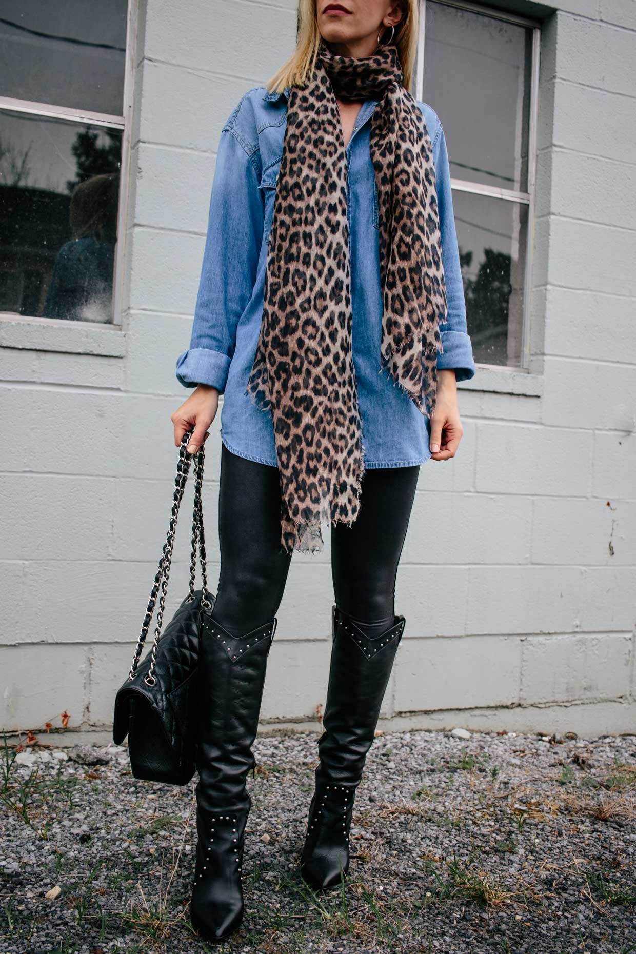 Leopard scarf to beat winter in a
different way