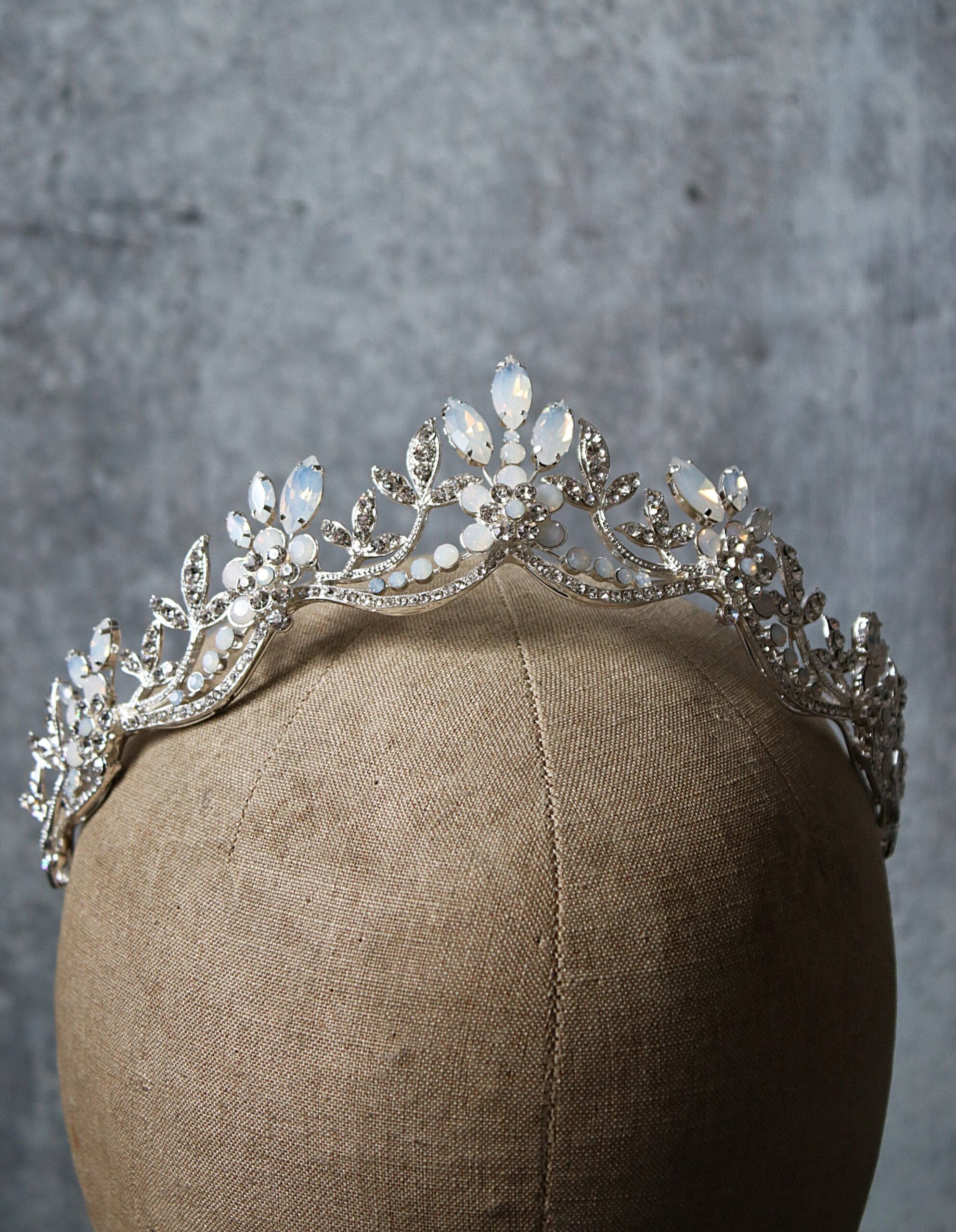 The Ultimate Guide to Choosing Your
Perfect Wedding Tiara