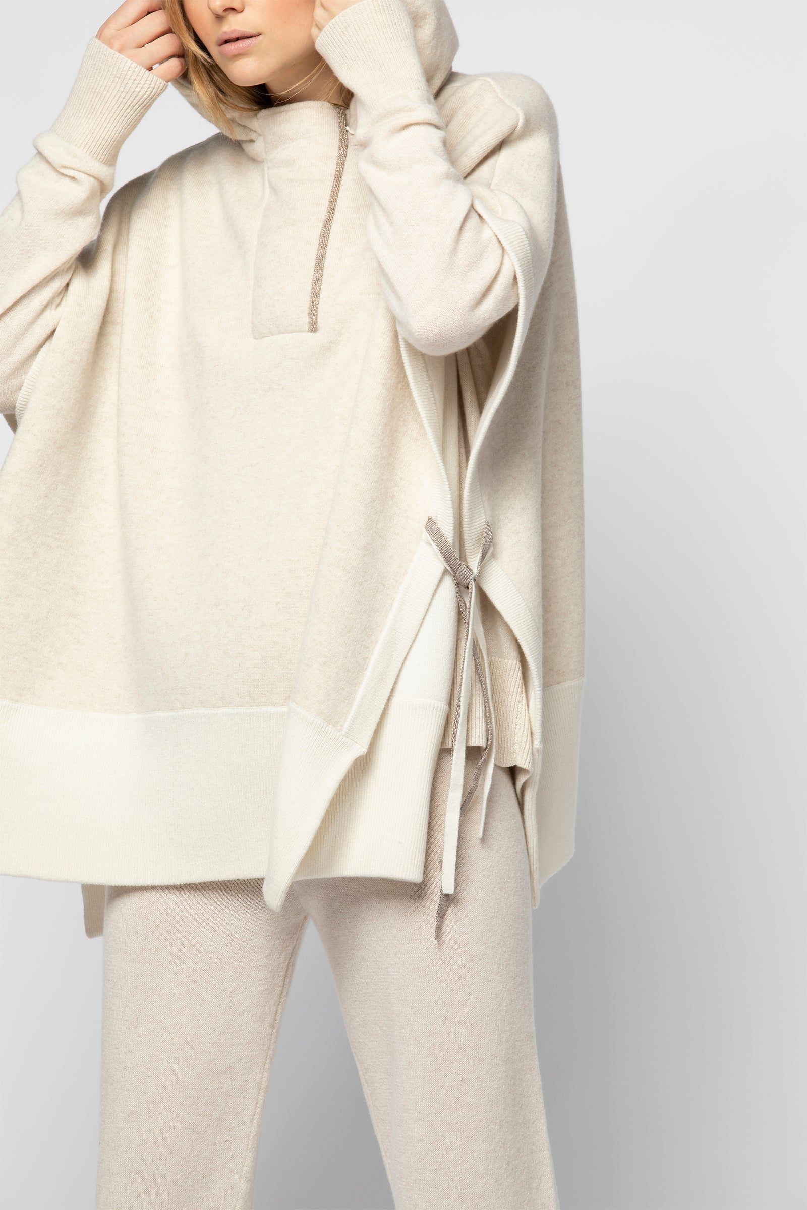 Discover ultimate relaxation with warm
and soft cashmere poncho!