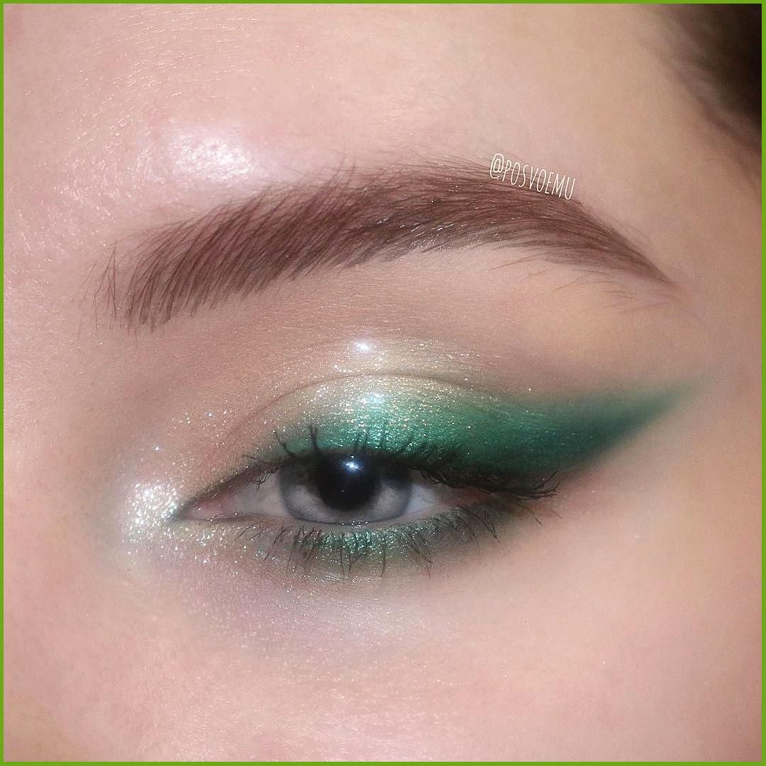 Achieving the Perfect Cut Crease
Eyeshadow Look