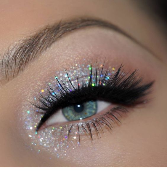 How to Achieve the Perfect Glitter Makeup
Look