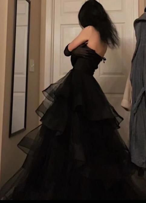 The Timeless Elegance of a Black Prom
Dress
