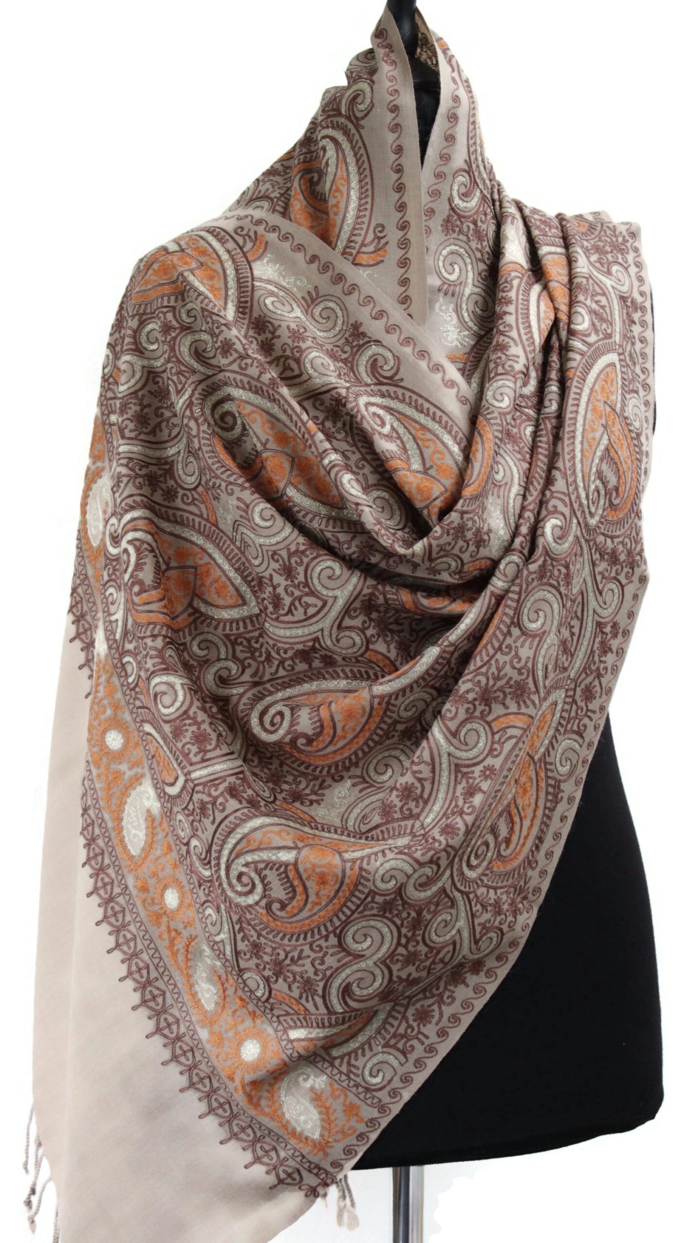 Exploring the Timeless Elegance of
Cashmere Pashmina Scarves