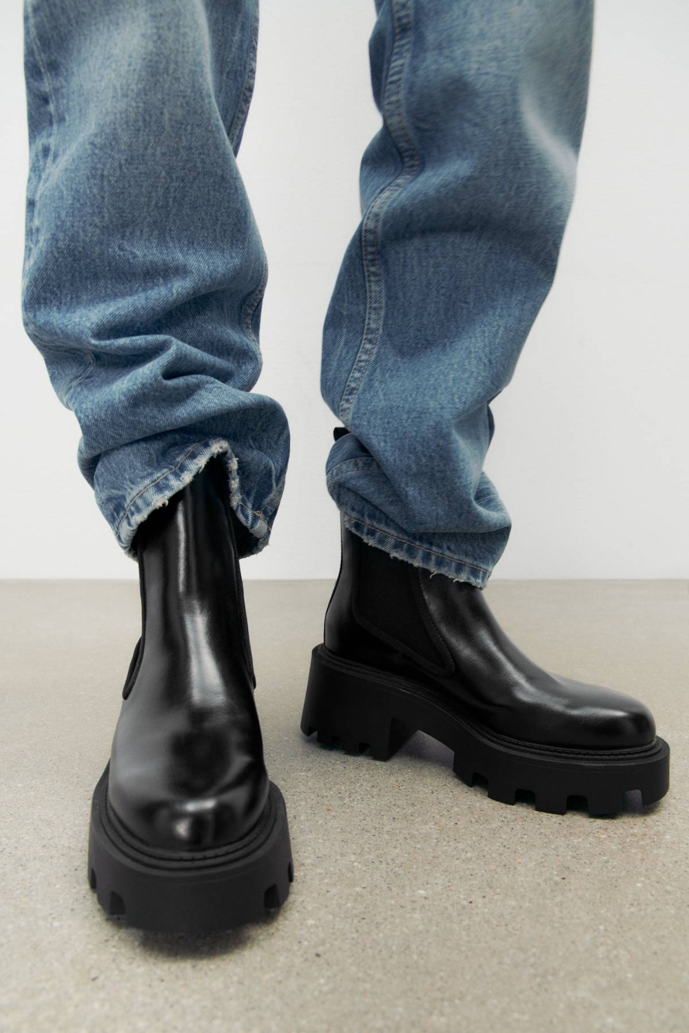 Attractive and fashionable mens black
boots