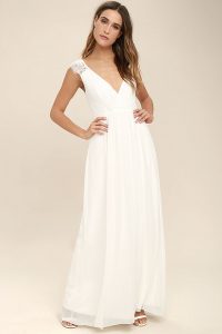 How to wear a White lace maxi dress this summer – thefashiontamer.com