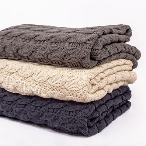 bedroom inspiration and bedding decor | the navy large cable knit throw | oosnlse