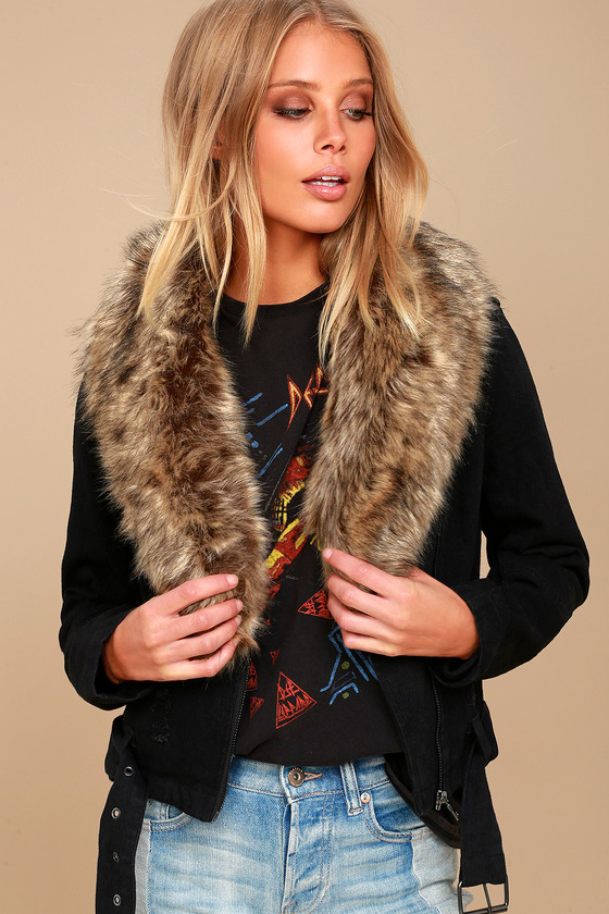 Choose the stylish faux fur
scarf for comfort and attractive looks.