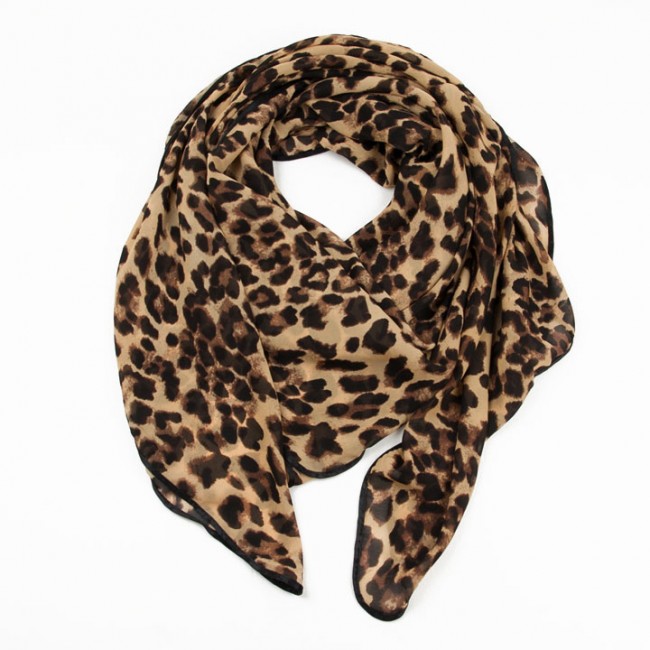 Leopard scarf to beat winter
in a different way