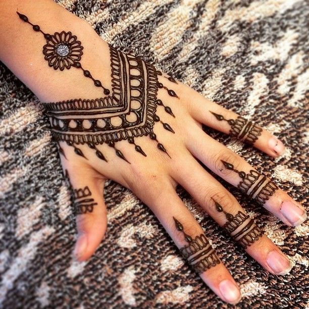 Simple Mehndi Designs For Hands For Beginners | Henna tattoo .