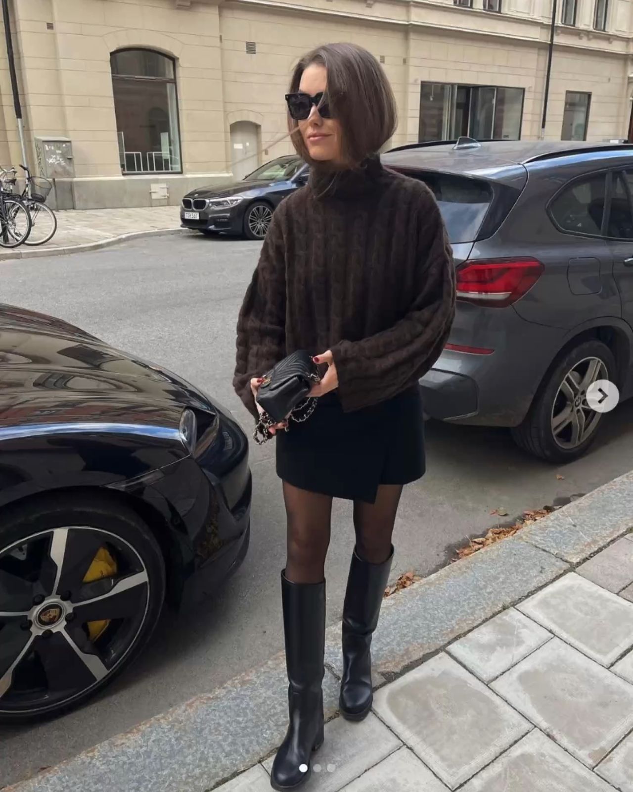 Winter outfit ideas - Oversized sweater, mini skirt, tights and high boots