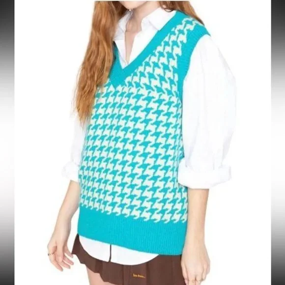 Elevate Your Wardrobe with the Callahan Ollie Houndstooth Vest in Blue