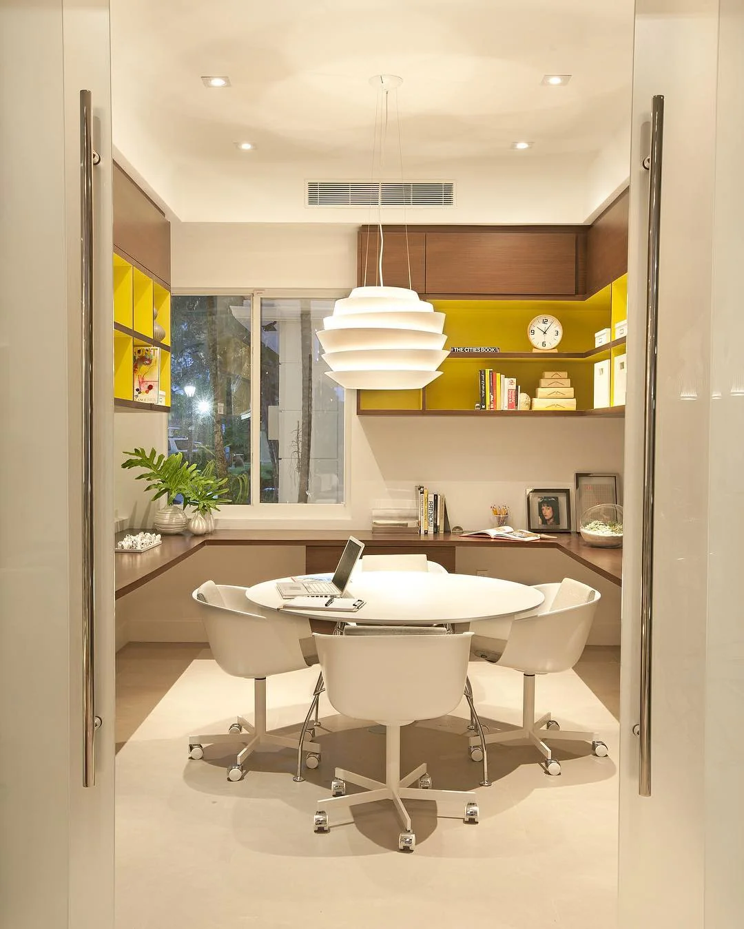 Bright and Cheerful Mid-Century Minimalism (Office Design Ideas)