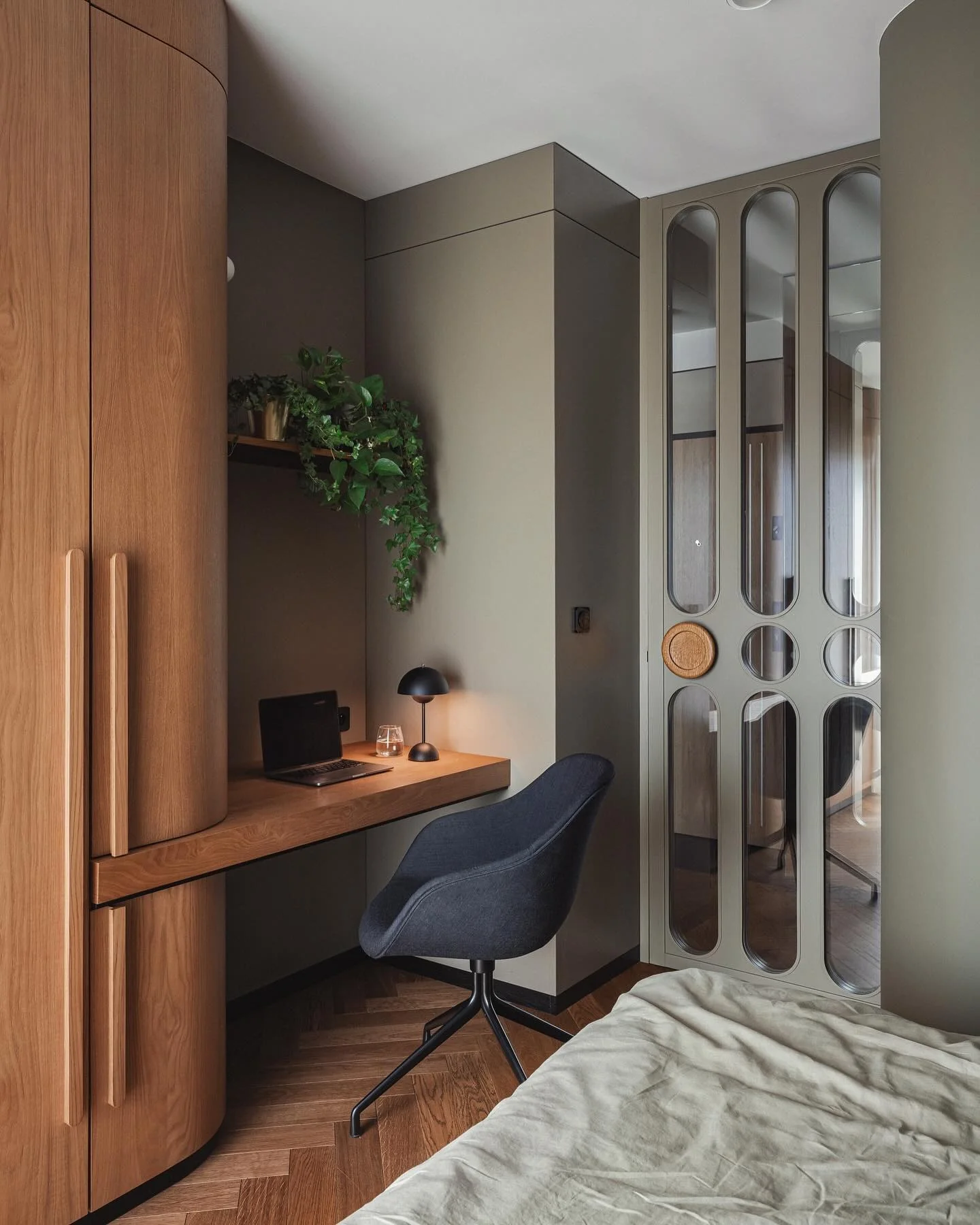 Cozy Walnut Corner Desk Setup (Minimal Office Ideas)