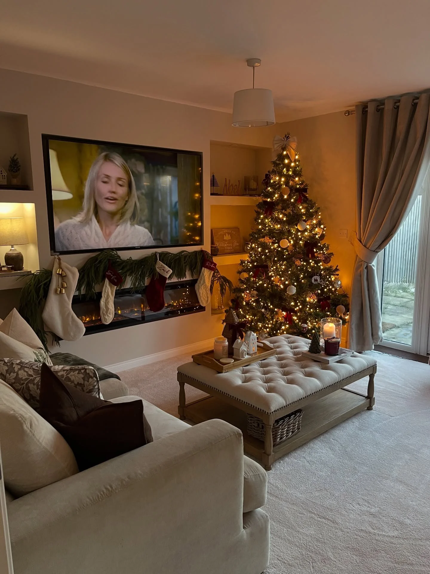 Inviting Greige Room with Seasonal Decor Flexibility (Grey Living Room Ideas)