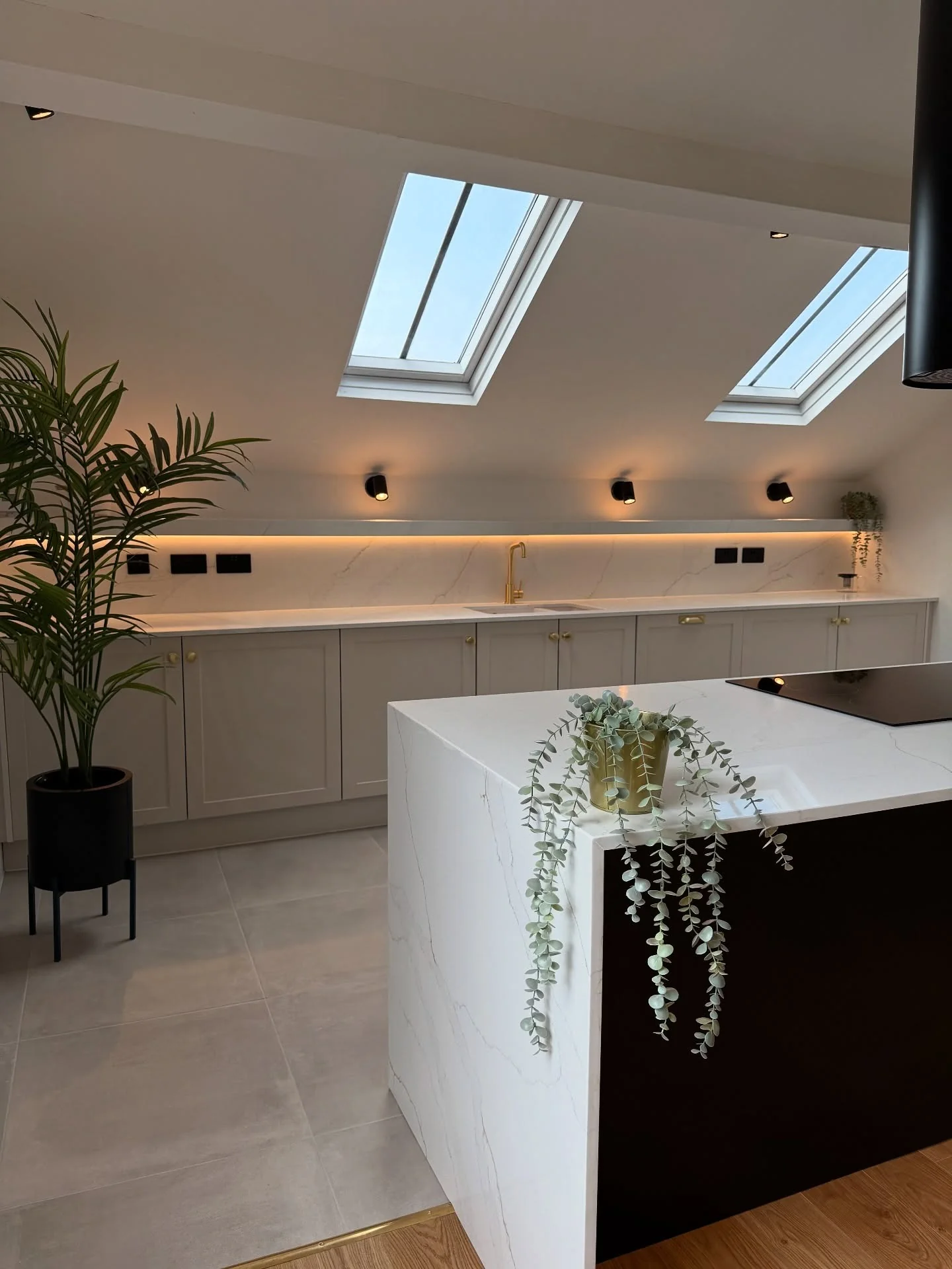 Expansive Grey Tiles in a Minimalist Kitchen Design