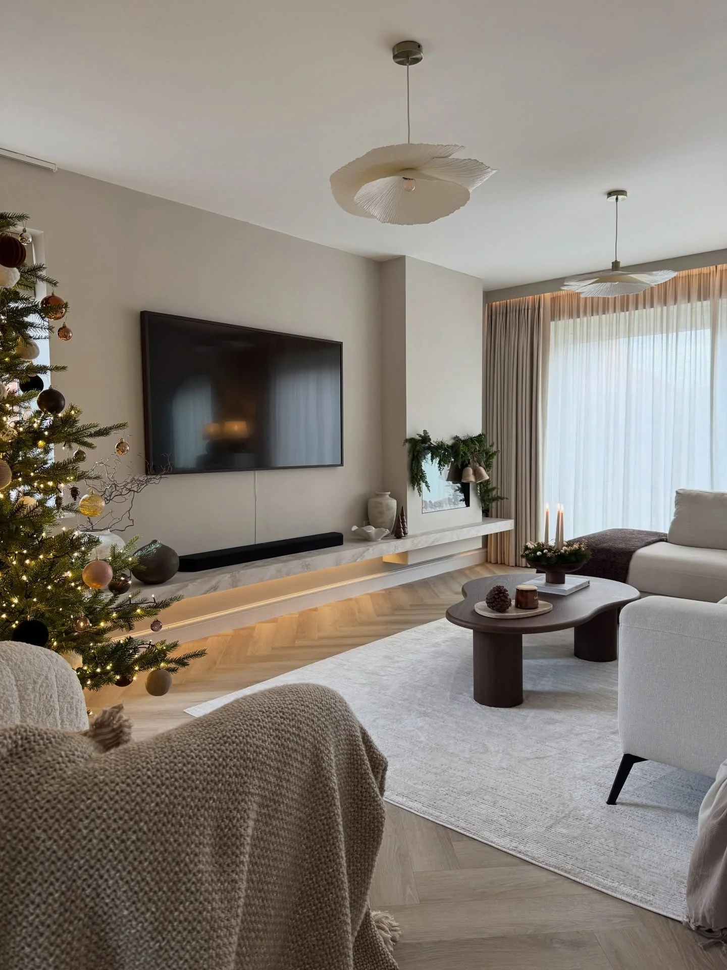 Minimal Neutral Rug in a Contemporary Living Space