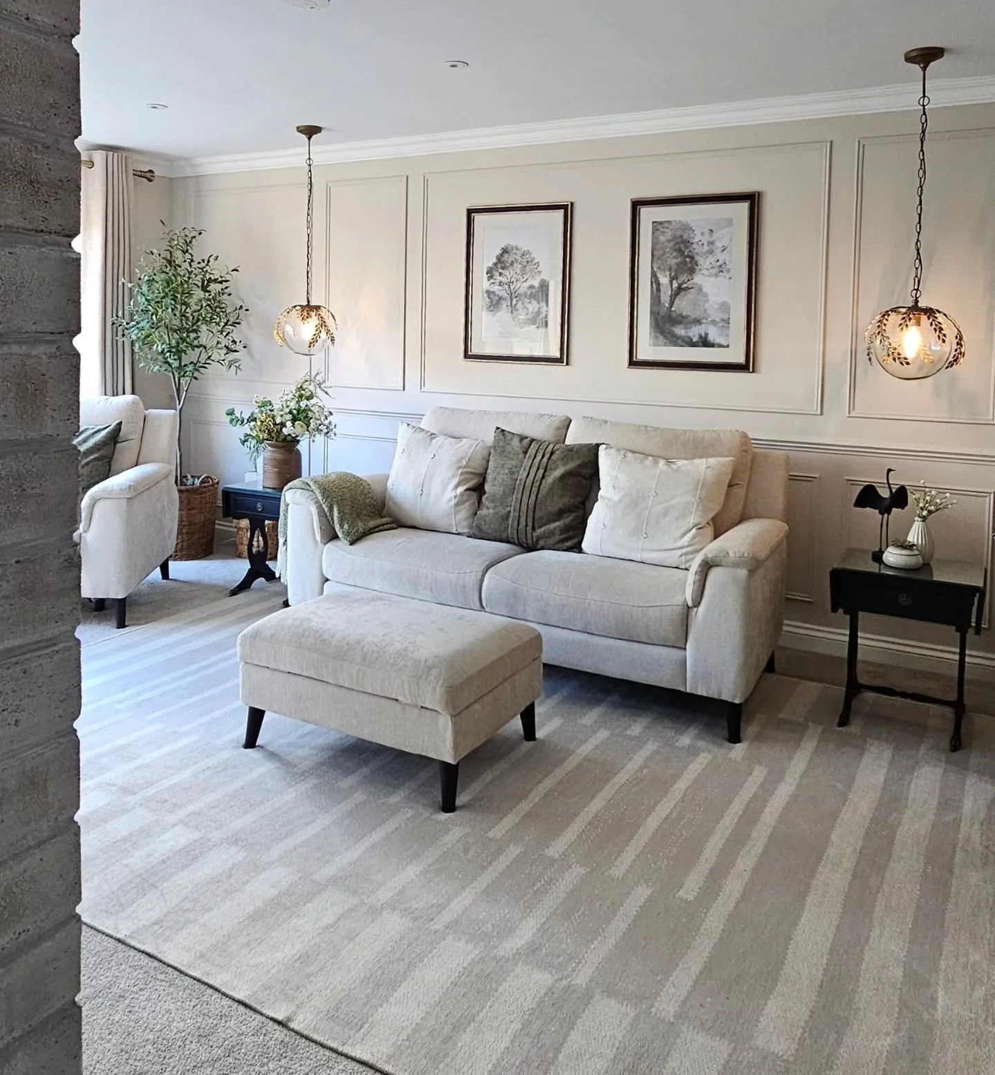 Light Patterned Rug for a Classic Living Room Layout