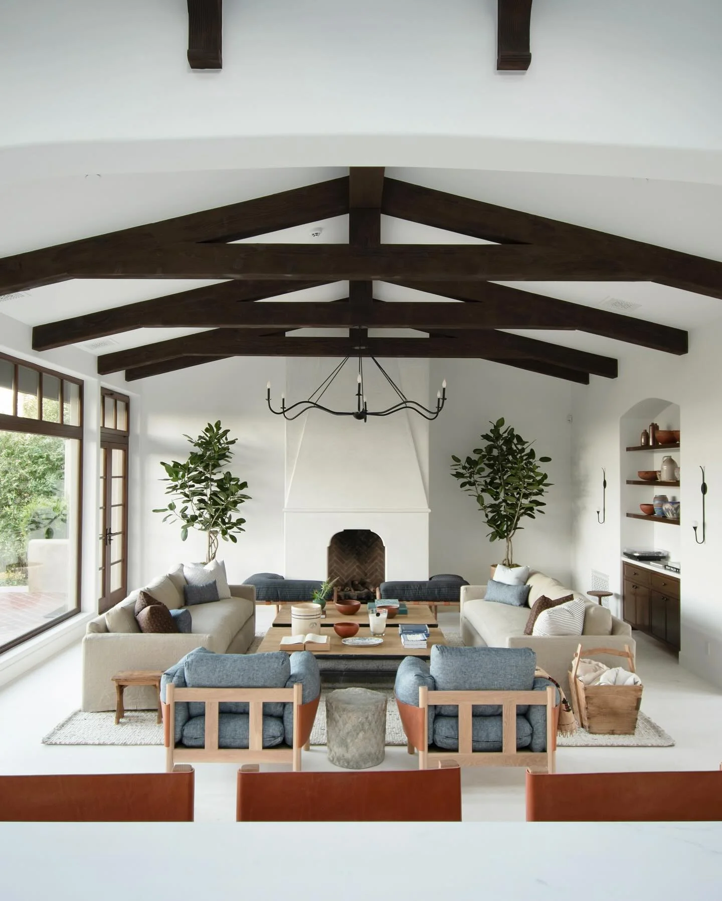 Airy Mediterranean-Inspired Social Space
