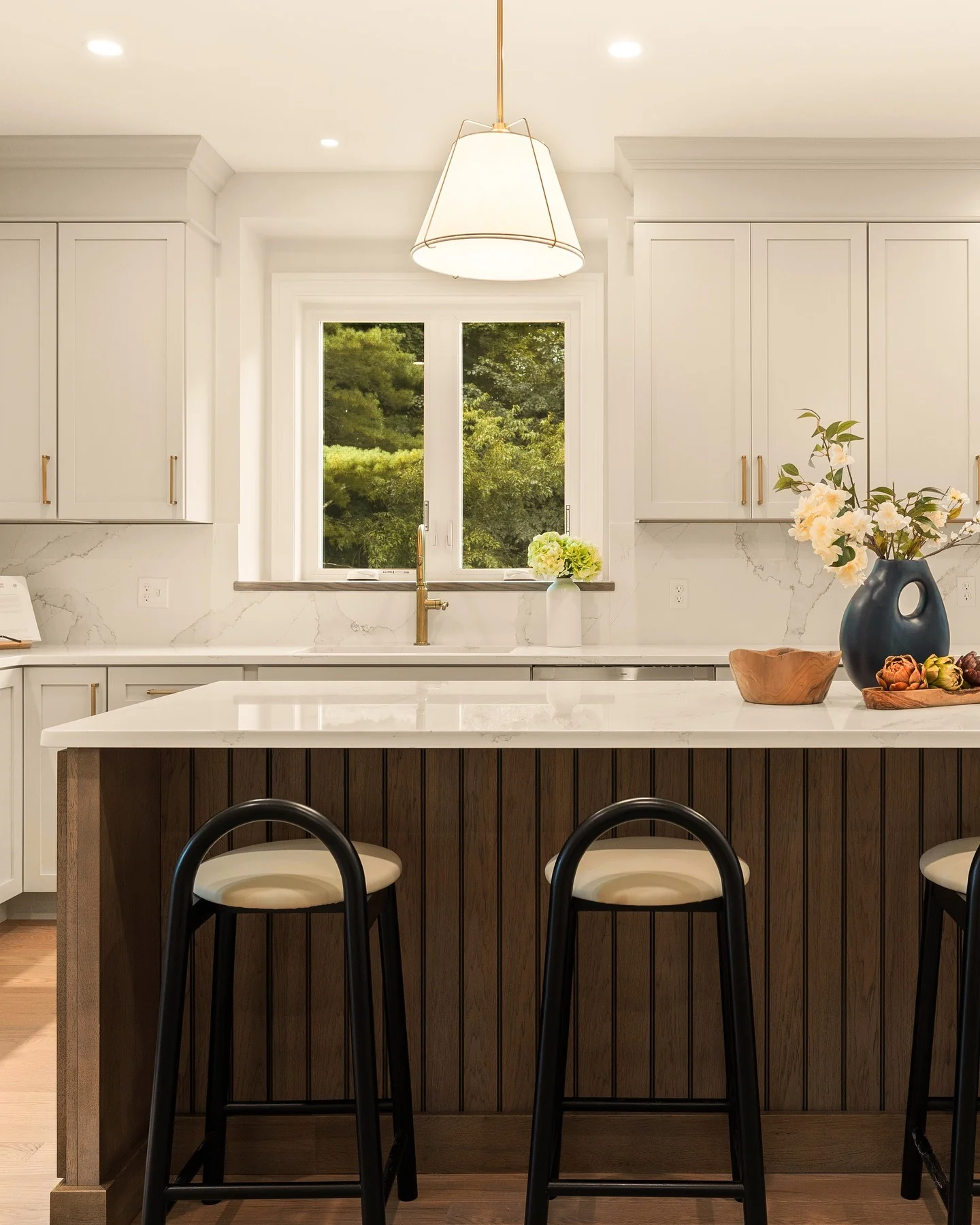 Seamless Blend of White and Wood for Modern Transitional Style (Kitchen Cabinet Ideas)