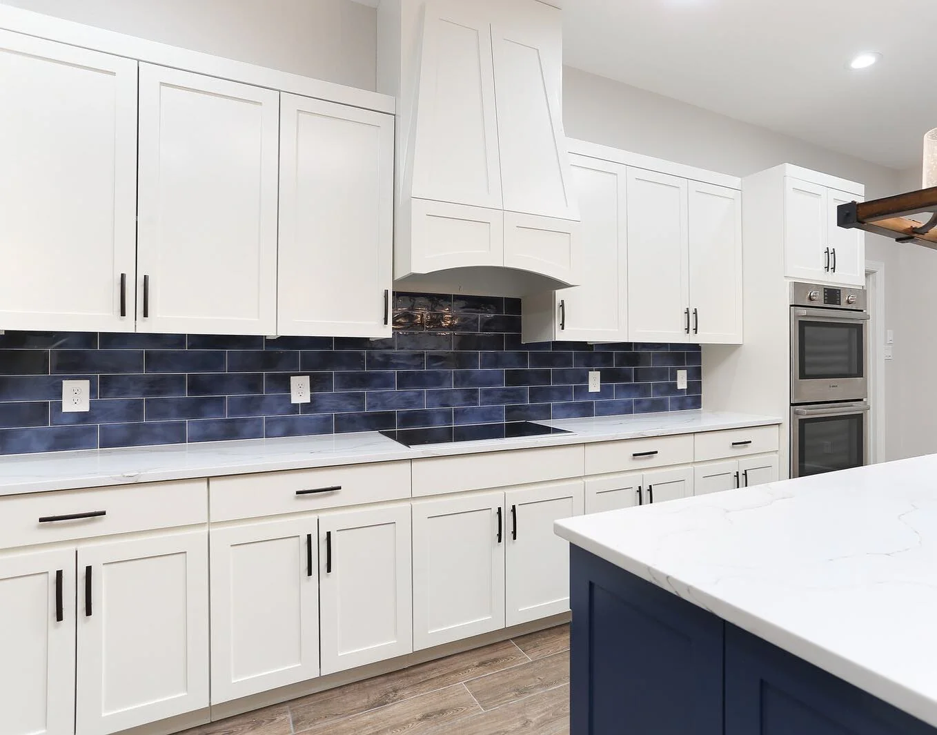 Fresh White and Navy Combination for Contemporary Kitchens (Kitchen Cabinet Ideas)