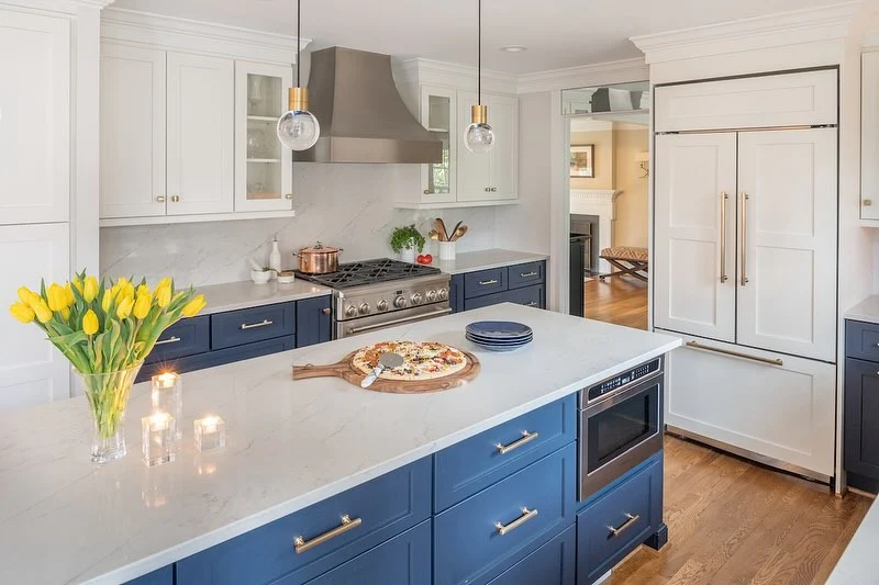 Coastal-Inspired Navy and White Kitchen Harmony (Kitchen Cabinet Ideas)