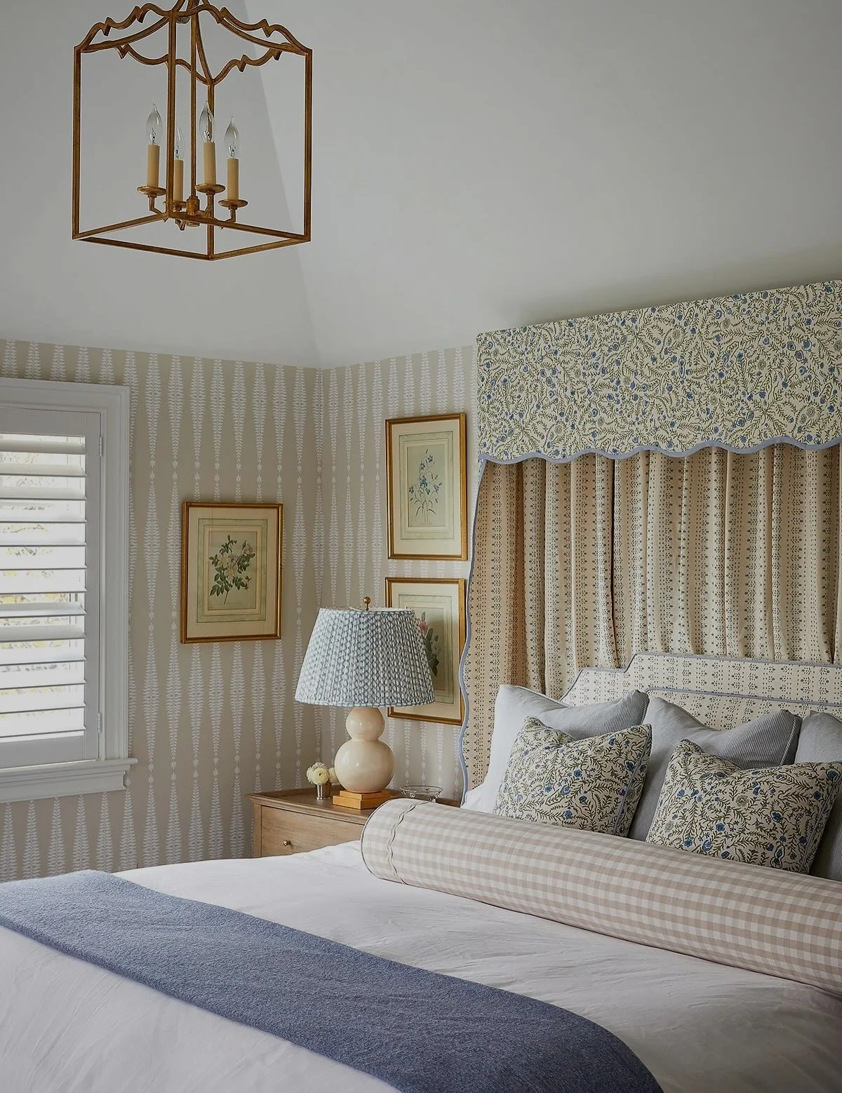 14. Elegant Blue and Beige Harmony (Wallpaper Ideas for Bedroom)