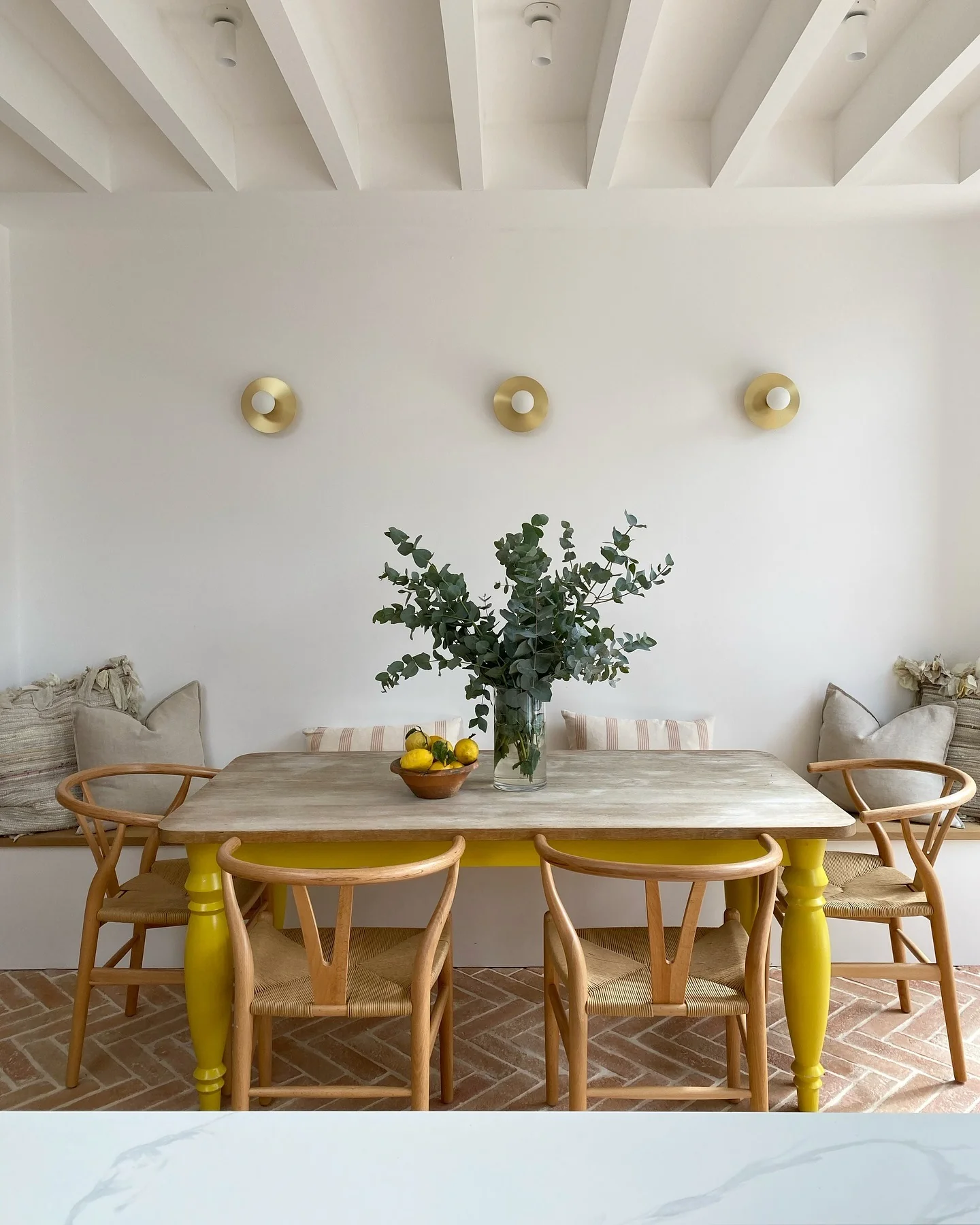 Inviting Rustic Vibes with Cheerful Yellow Highlights (Kitchen Centerpiece Ideas)