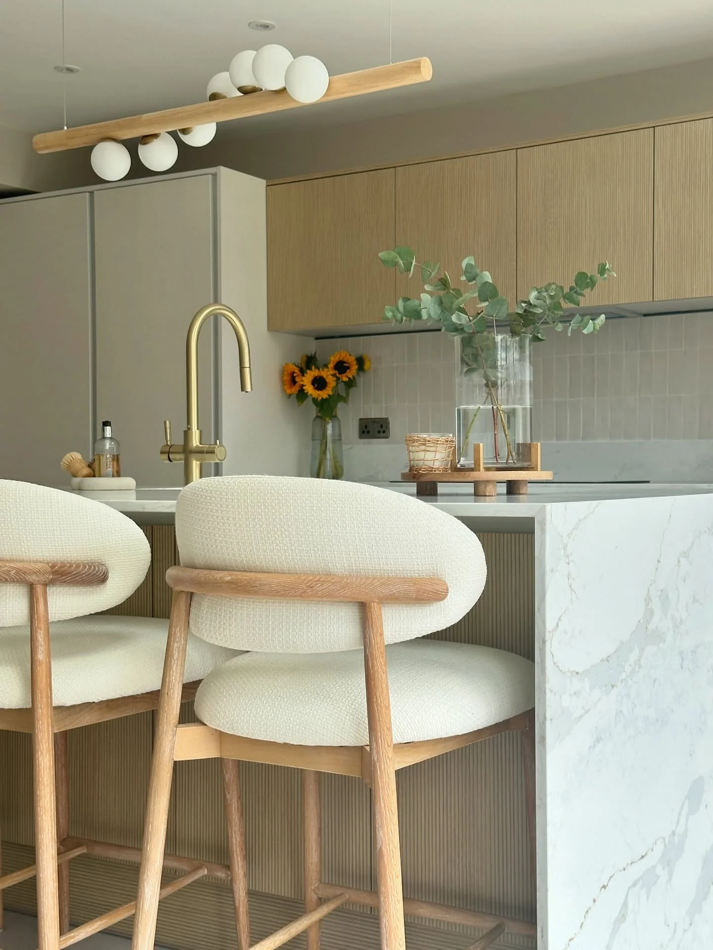Sleek Minimalism with Organic Accents (Kitchen Centerpiece Ideas)
