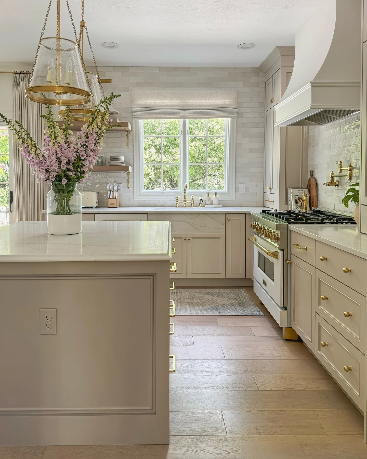 Gentle Neutrals with a Hint of Lavender (Kitchen Centerpiece Ideas)